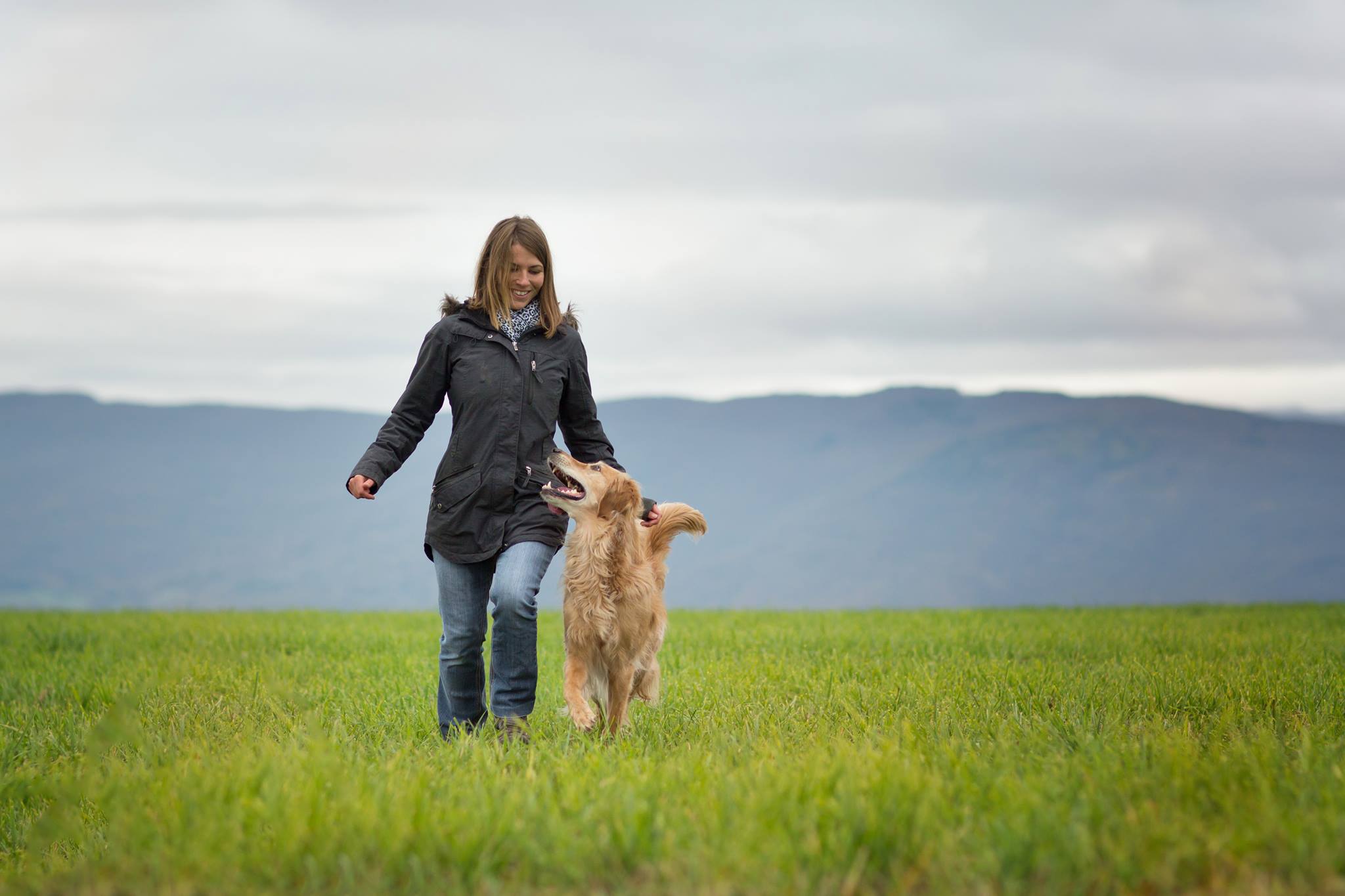 Passionnée par les animaux, elle propose des cours d'éducation