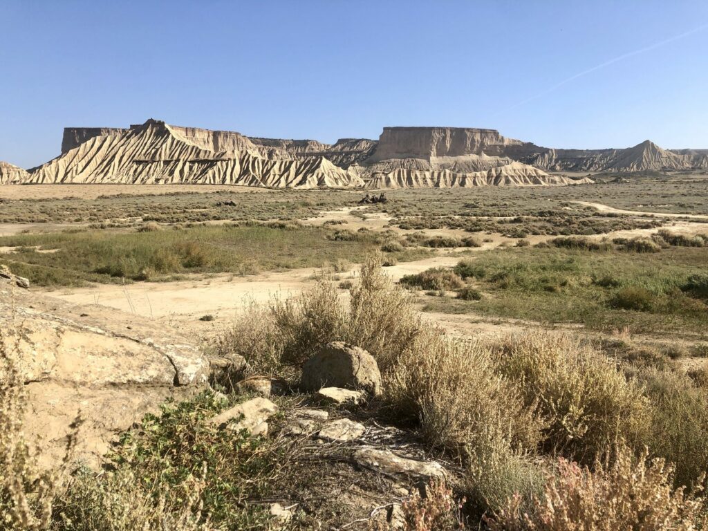 Paysage de buttes et de plateaux du désert des Bardenas Reales en Navarre