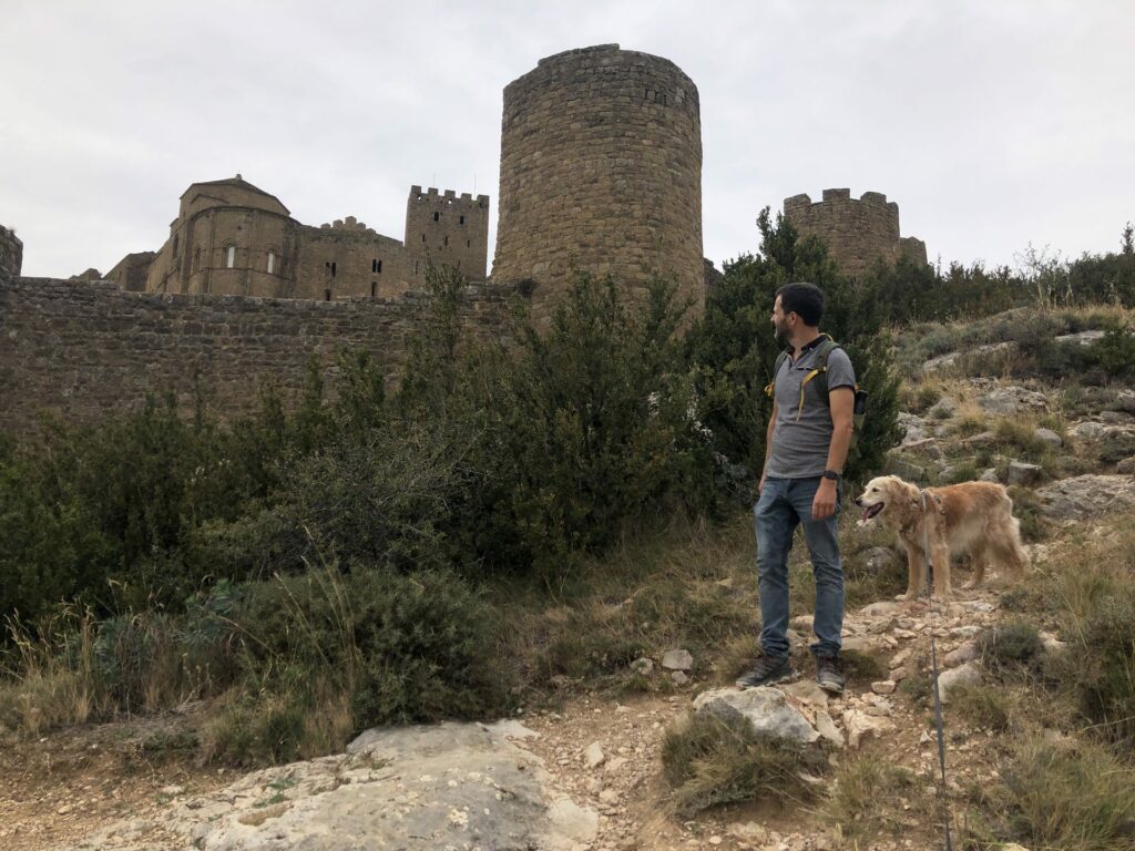 Balade avec Flicker au pied des remparts du château de Loarre