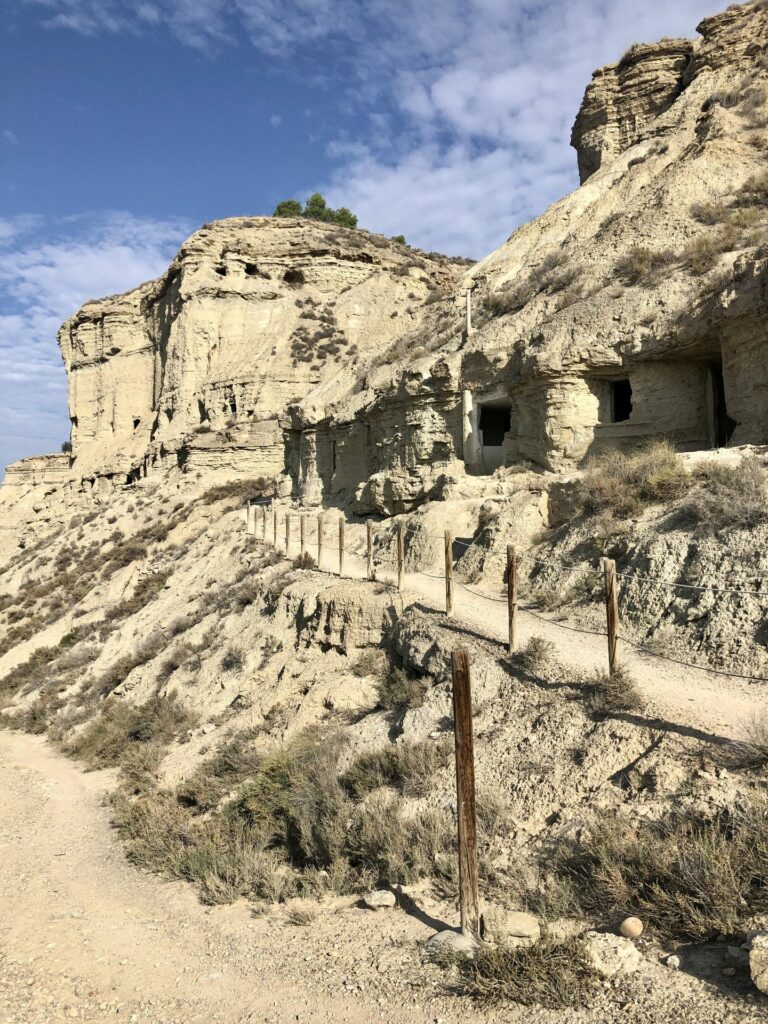 Les grottes d'Arguedas, habitations troglodytes creusées dans la falaise