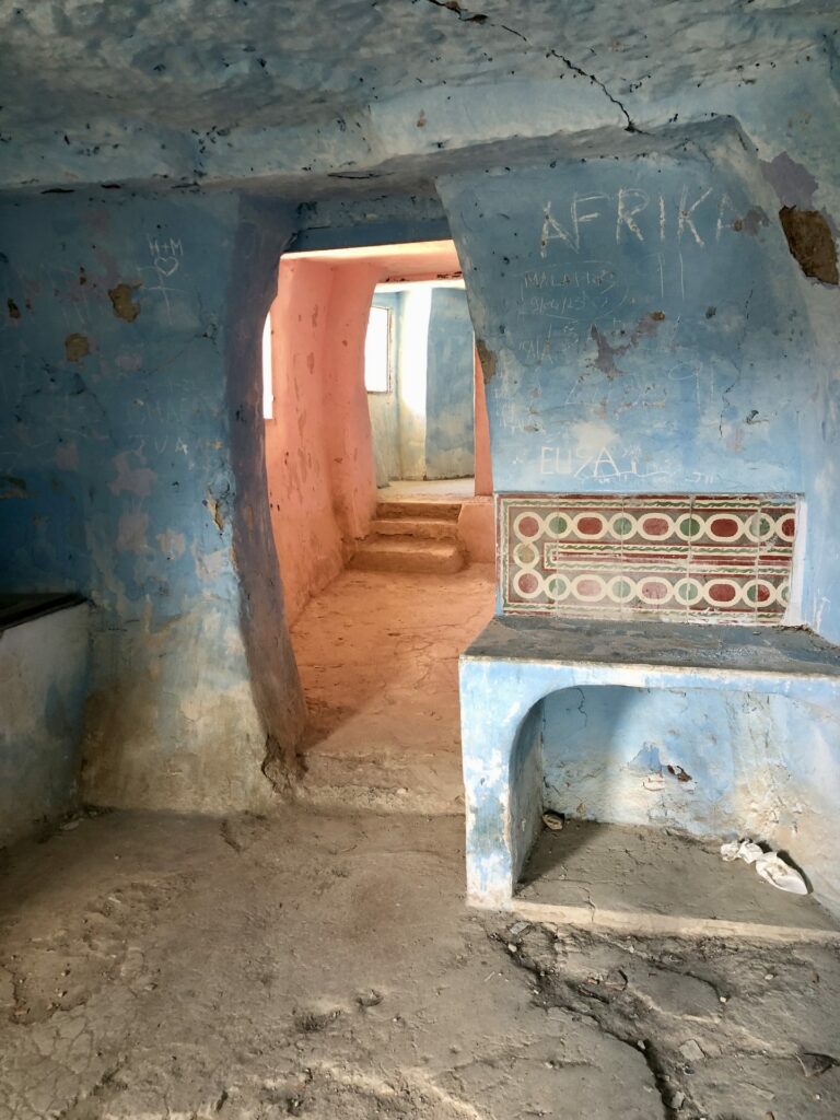 Intérieur d'une habitation troglodyte peinte en bleu aux grottes d'Arguedas