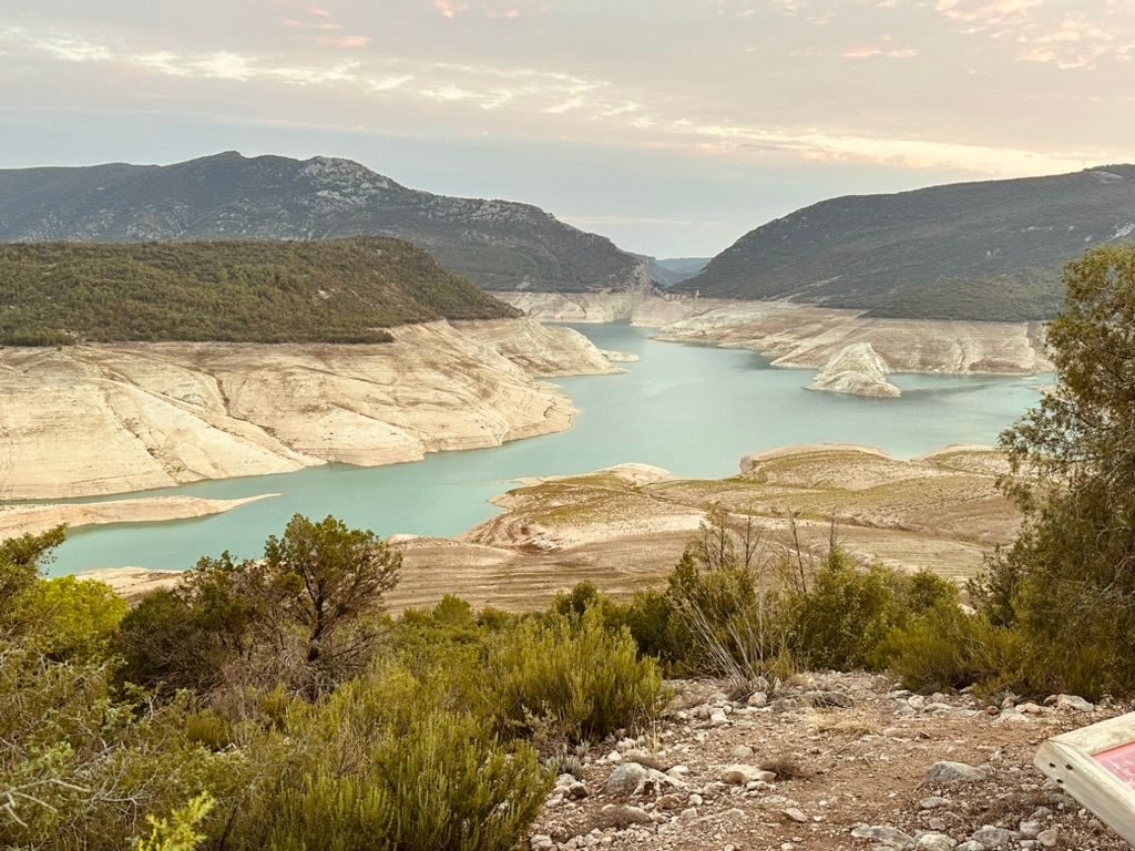 Le lac de Canelles vu depuis le sentier des Roques de la Vila au coucher du soleil