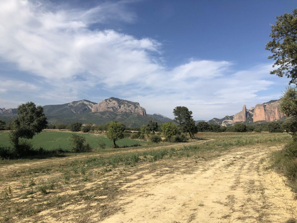 Les Mallos d'Agüero, aiguilles de roche rouge au-dessus de la campagne