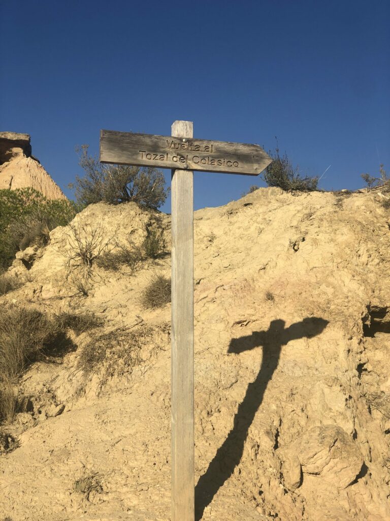 Panneau en bois indiquant la boucle du Tozal de Colasico