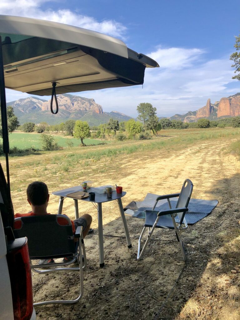 Pause pique-nique au van avec vue sur les Mallos d'Agüero