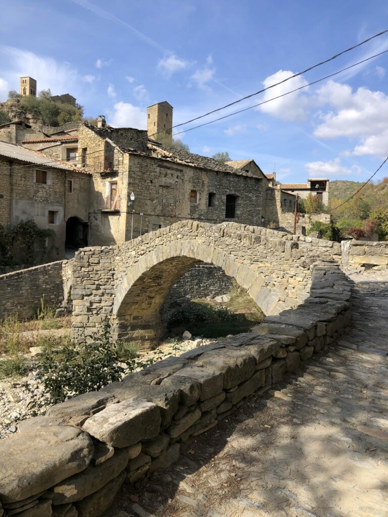 Pont roman en pierre du village de Montañana
