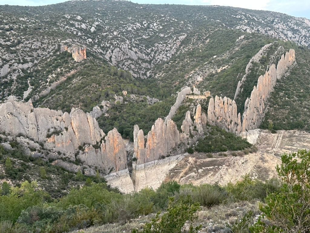 Les Roques de la Vila, murailles de roche calcaire près de Finestras
