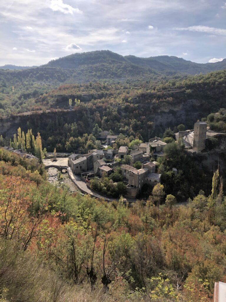 Vue sur le village de Montañana au milieu des couleurs d'automne
